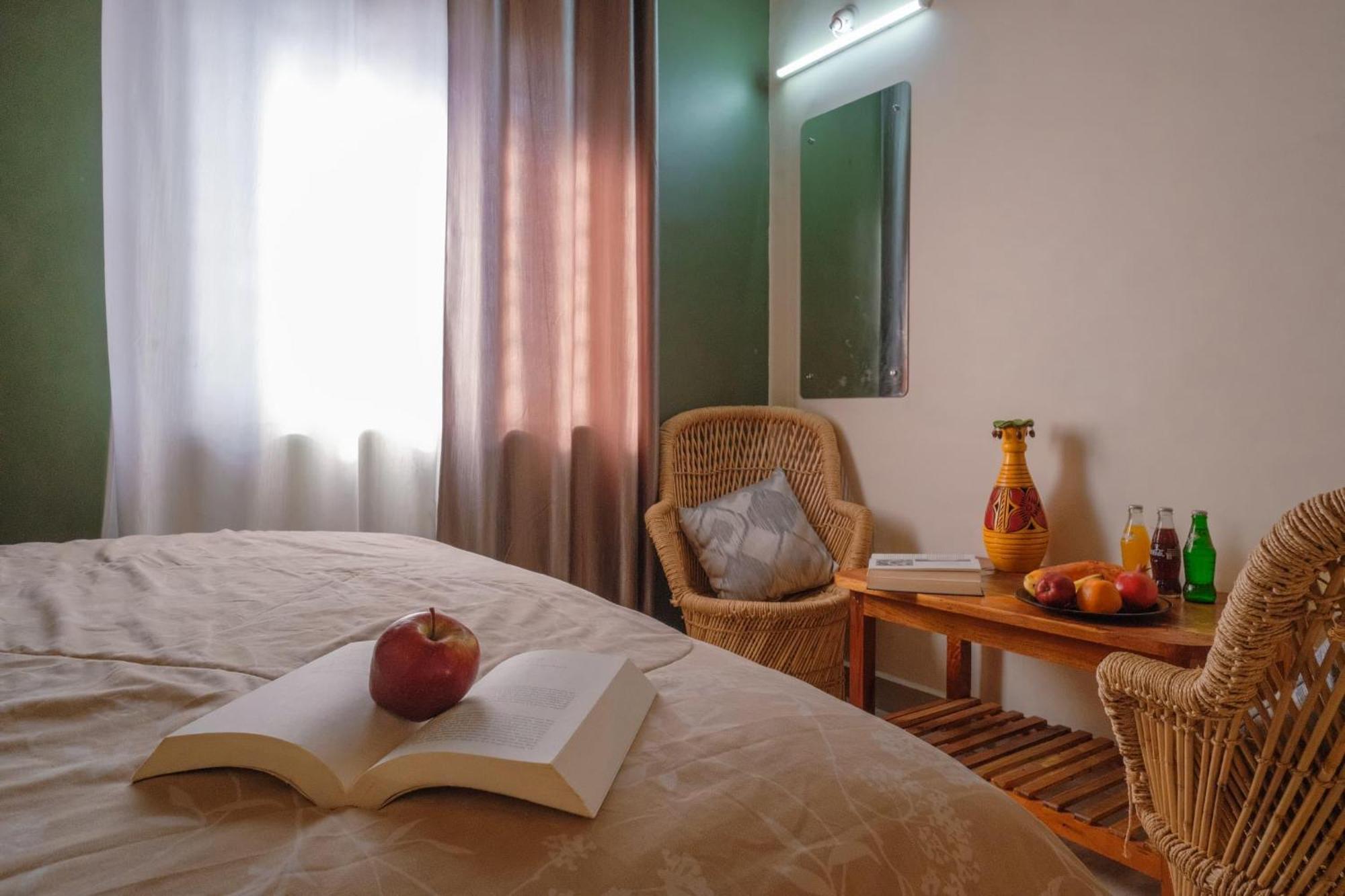 The Hideout Cottage And Restaurant Hampi Bagian luar foto