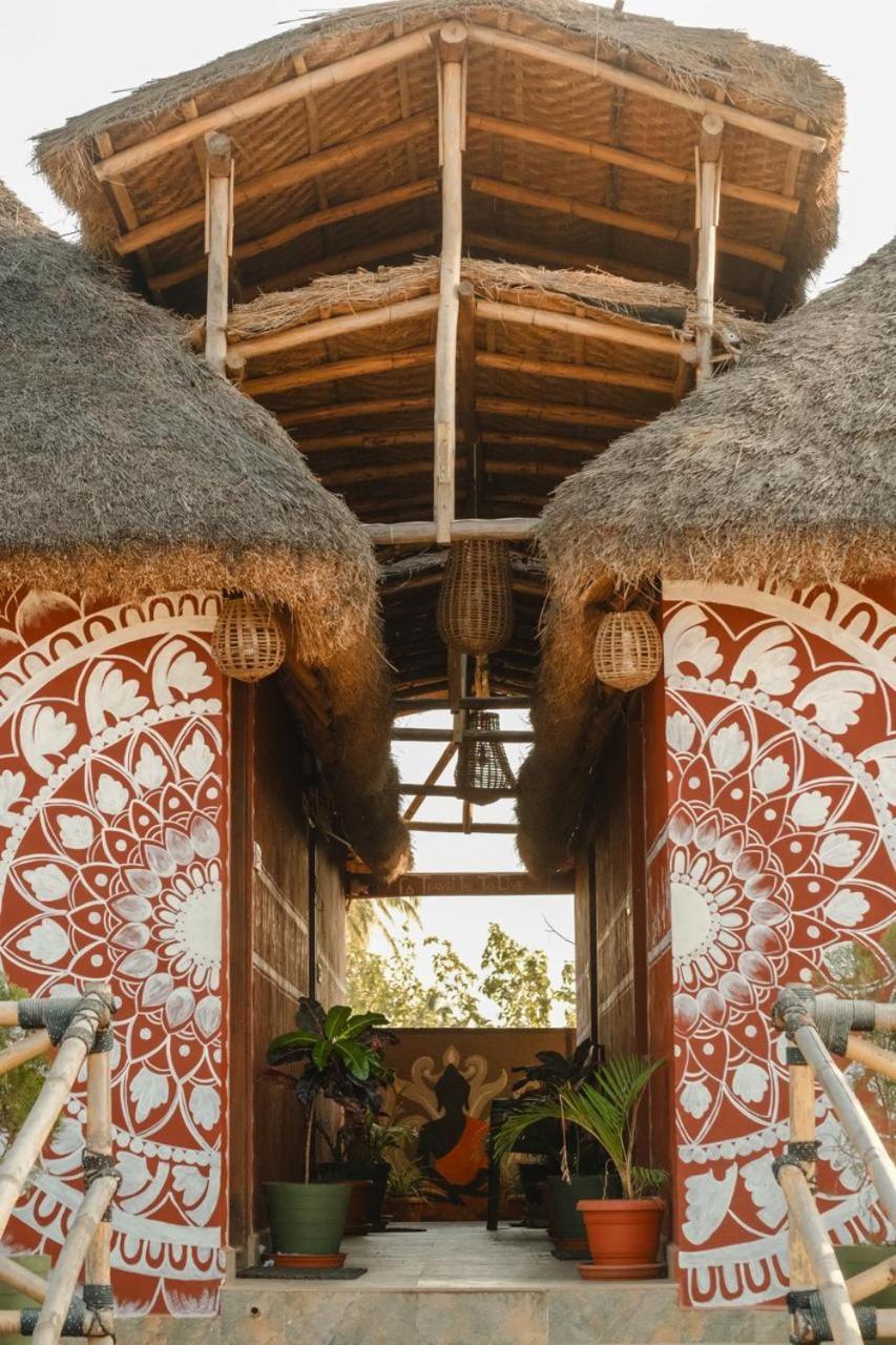 The Hideout Cottage And Restaurant Hampi Bagian luar foto